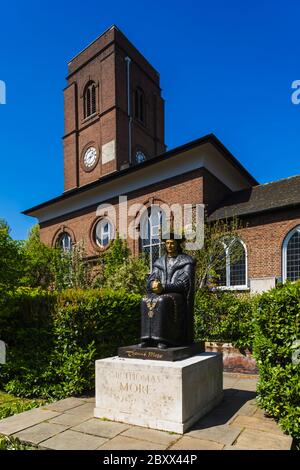 Inghilterra, Londra, Westminster, Kensington e Chelsea, Cheyne Walk, Statua di Sir Thomas More e Chelsea Old Church Foto Stock