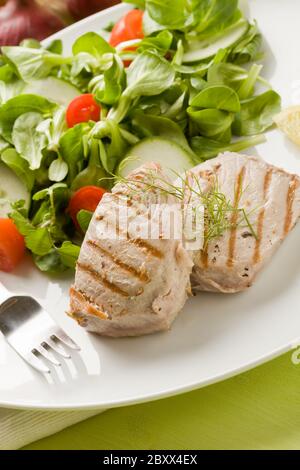 Ai ferri Bistecca di tonno con insalata Foto Stock