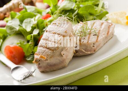 Ai ferri Bistecca di tonno con insalata Foto Stock