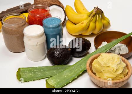 Piatti Lay bellezza cura della pelle ingredienti, prodotti naturali bellezza su uno sfondo chiaro, prodotti di bellezza biologici Foto Stock