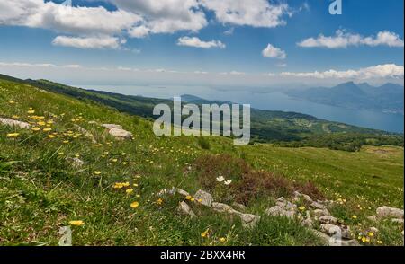 Vista panoramica dal Monte Baldo in Veneto, Italia, Lago di Garda Foto Stock