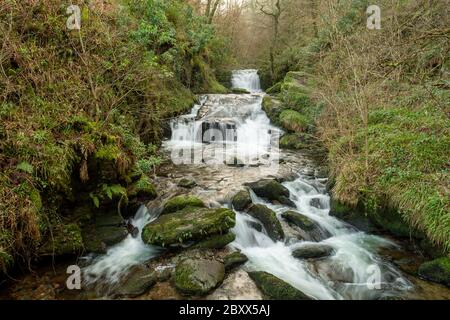 Lunga esposizione della grande cascata a Watersmeet in Devon Foto Stock