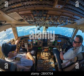 Vista abitacolo in Boeing 757-200 con pilota e co-pilota Foto Stock