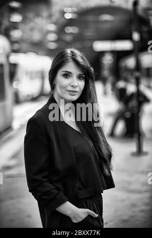 Una donna portoghese attende nella stazione ferroviaria di São Bento a Porto, in Portogallo Foto Stock