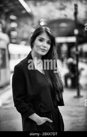 Una donna portoghese attende nella stazione ferroviaria di São Bento a Porto, in Portogallo Foto Stock