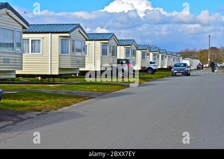 File di roulotte statiche moderne al Trecco Bay Holiday Park, uno dei Parkdean's Resorts, a Porthcawl, San Wales. Foto Stock