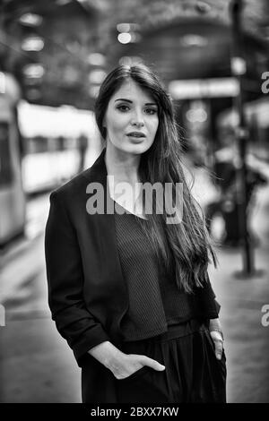 Una donna portoghese attende nella stazione ferroviaria di São Bento a Porto, in Portogallo Foto Stock