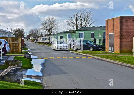 File di roulotte statiche moderne al Trecco Bay Holiday Park, uno dei Parkdean's Resorts, a Porthcawl, San Wales. Foto Stock