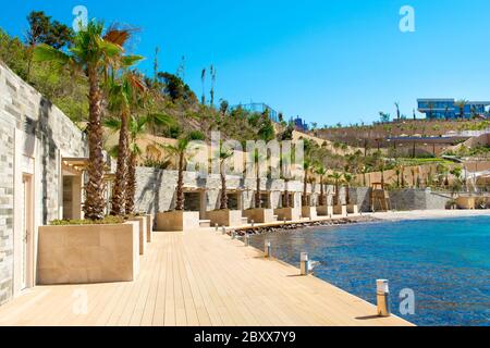 Bodrum, Turchia - 01 settembre 2017: Splendido paesaggio mediterraneo con mare Egeo sulla spiaggia di resort di lusso a Bodrum Foto Stock