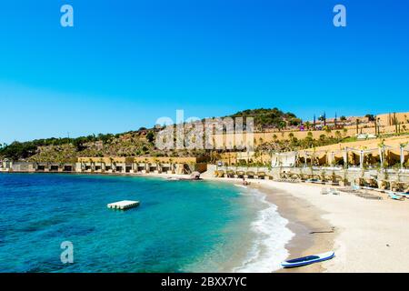 Bodrum, Turchia - 01 settembre 2017: Splendido paesaggio mediterraneo con mare Egeo sulla spiaggia di resort di lusso a Bodrum Foto Stock