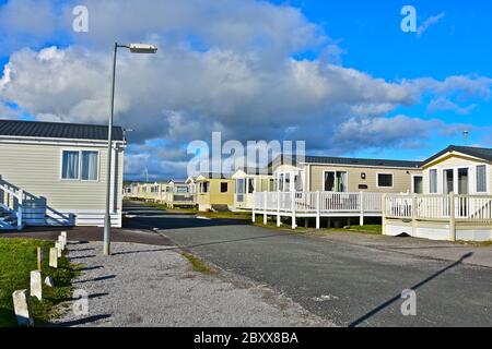 File di roulotte statiche moderne al Trecco Bay Holiday Park, uno dei Parkdean's Resorts, a Porthcawl, San Wales. Foto Stock