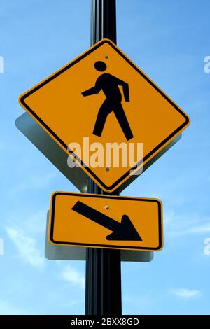 Un pedone crosswalk sign Foto Stock