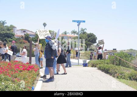 Los Angeles, Stati Uniti. 06 giugno 2020. Manifestanti 06/06/2020 manifestanti di fronte al Trump National Golf Club al Rancho Palos Verdes, CA Credit: Cronos/Alamy Live News Foto Stock