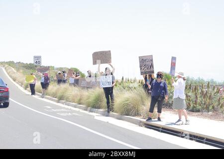 Los Angeles, Stati Uniti. 06 giugno 2020. Manifestanti 06/06/2020 manifestanti di fronte al Trump National Golf Club al Rancho Palos Verdes, CA Credit: Cronos/Alamy Live News Foto Stock