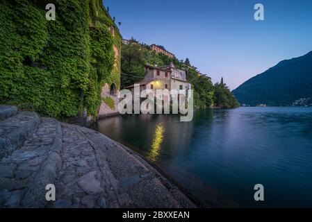 Foto panoramica di nesso sul lago di Como in Italia con primo piano in pietra all'ora blu