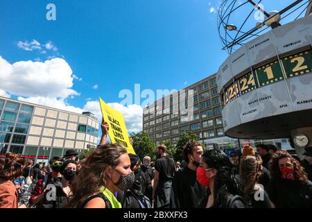 Il segno 'Black trans Lives Matter' di una protesta contro la questione Black Lives ad Alexanderplatz Berlino, Germania, dopo la morte di George Floyd da parte della polizia. Foto Stock