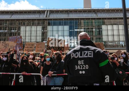Polizia e manifestanti tedeschi in maschere di fronte con segni di protesta durante una protesta Black Lives Matter su Alexanderplatz Berlin, Germania. Foto Stock