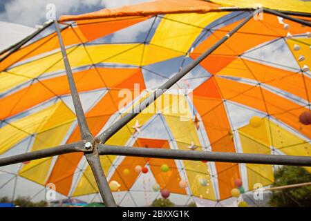 Design di decorazione a cupola mobile. Tende a cupola geodetica. Struttura a guscio sottile emisferica a reticolo basato su un poliedro geodetico. Foto Stock