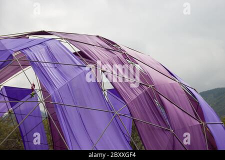 Design di decorazione a cupola mobile. Tende a cupola geodetica. Struttura a guscio sottile emisferica a reticolo basato su un poliedro geodetico. Foto Stock