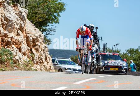 Col du Serre de Tourre, Francia - Luglio 15,2016: Il ciclista olandese Tom Dumoulin del Team Giant-Alpecin che corre durante una fase individuale di prova a tempo in Ard Foto Stock