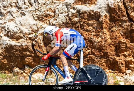 Col du Serre de Tourre, Francia - Luglio 15,2016: Il ciclista olandese Tom Dumoulin del Team Giant-Alpecin che corre durante una fase individuale di prova a tempo in Ard Foto Stock