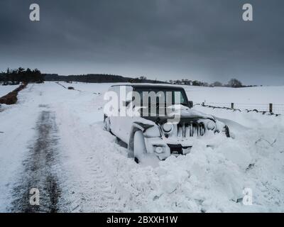 Veicolo 4x4 "Expedition" in trefolo e abbandonato nella neve profonda. Foto Stock