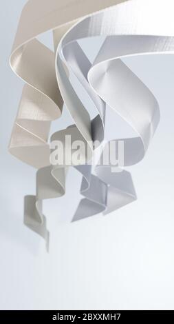 Design elegante, dinamico e moderno. Nastri bianchi, argentati e color avorio che ondolano su sfondo bianco. Rappresentazione 3D astratta. Foto Stock