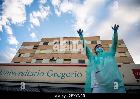 Madrid, Spagna. 8 giugno 2020. Madrid, Spagna. 8 giugno 2020. Operaio sanitario con mani sollevate e dipinte di nero che protestano in Gregorio Marañon Hospital chiedendo un sistema sanitario pubblico con più risorse. I lavoratori degli ospedali pubblici di Madrid stanno protestando contro la precarietà del loro lavoro. Madrid è entrata oggi nella fase due di transizione facilitando il blocco per fermare la diffusione del coronavirus (COVID-19). Credit: Marcos del Mazo/Alamy Live News Foto Stock