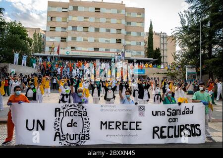 Madrid, Spagna. 8 giugno 2020. Madrid, Spagna. 8 giugno 2020. Gli operatori sanitari con le mani sollevate e dipinte nero protesta in Gregorio Marañon Hospital chiedendo un sistema sanitario pubblico con più risorse. I lavoratori degli ospedali pubblici di Madrid stanno protestando contro la precarietà del loro lavoro. Madrid è entrata oggi nella fase due di transizione facilitando il blocco per fermare la diffusione del coronavirus (COVID-19). Credit: Marcos del Mazo/Alamy Live News Foto Stock