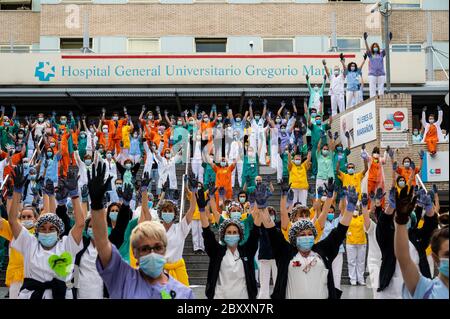 Madrid, Spagna. 8 giugno 2020. Madrid, Spagna. 8 giugno 2020. Gli operatori sanitari con le mani sollevate e dipinte nero protesta in Gregorio Marañon Hospital chiedendo un sistema sanitario pubblico con più risorse. I lavoratori degli ospedali pubblici di Madrid stanno protestando contro la precarietà del loro lavoro. Madrid è entrata oggi nella fase due di transizione facilitando il blocco per fermare la diffusione del coronavirus (COVID-19). Credit: Marcos del Mazo/Alamy Live News Foto Stock