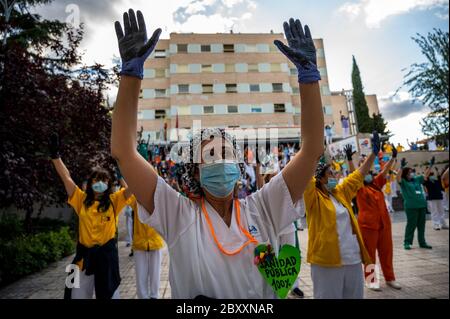 Madrid, Spagna. 8 giugno 2020. Madrid, Spagna. 8 giugno 2020. Gli operatori sanitari con le mani sollevate e dipinte nero protesta in Gregorio Marañon Hospital chiedendo un sistema sanitario pubblico con più risorse. I lavoratori degli ospedali pubblici di Madrid stanno protestando contro la precarietà del loro lavoro. Madrid è entrata oggi nella fase due di transizione facilitando il blocco per fermare la diffusione del coronavirus (COVID-19). Credit: Marcos del Mazo/Alamy Live News Foto Stock