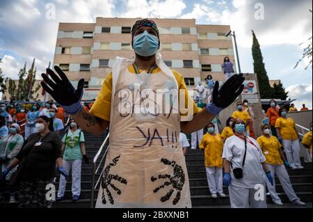 Madrid, Spagna. 8 giugno 2020. Madrid, Spagna. 8 giugno 2020. Operaio ospedaliero con le mani verniciato nero protesta in Gregorio Marañon Hospital chiedendo un sistema sanitario pubblico con più risorse. I lavoratori degli ospedali pubblici di Madrid stanno protestando contro la precarietà del loro lavoro. Madrid è entrata oggi nella fase due di transizione facilitando il blocco per fermare la diffusione del coronavirus (COVID-19). Credit: Marcos del Mazo/Alamy Live News Foto Stock