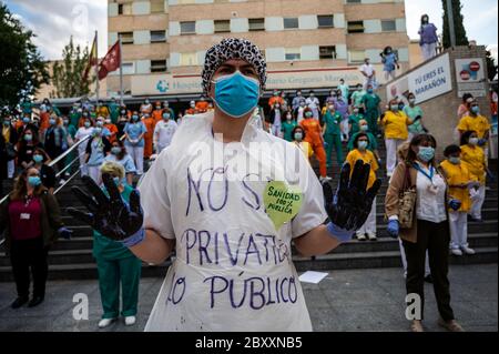 Madrid, Spagna. 8 giugno 2020. Madrid, Spagna. 8 giugno 2020. Operaio sanitario con le mani verniciato nero protesta in Gregorio Marañon Hospital che chiede un sistema sanitario pubblico con più risorse. I lavoratori degli ospedali pubblici di Madrid stanno protestando contro la precarietà del loro lavoro. Madrid è entrata oggi nella fase due di transizione facilitando il blocco per fermare la diffusione del coronavirus (COVID-19). Credit: Marcos del Mazo/Alamy Live News Foto Stock