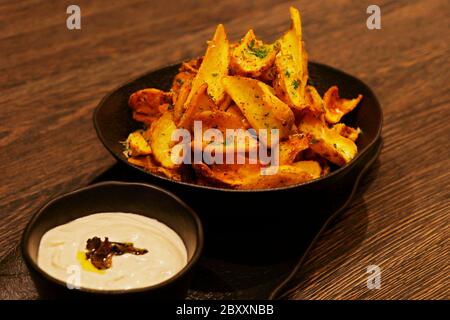 patatine fritte croccanti o spicchi con salsa al tartufo Foto Stock