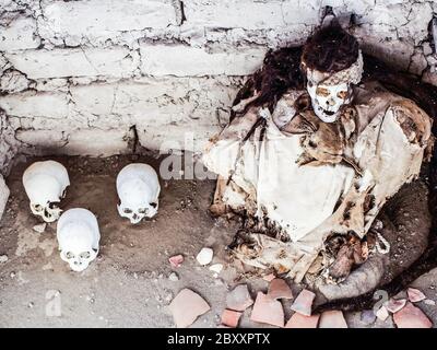 Mummia e teschi precanici nel sito archeologico di Chauchilla, Nazca, Perù. Foto Stock