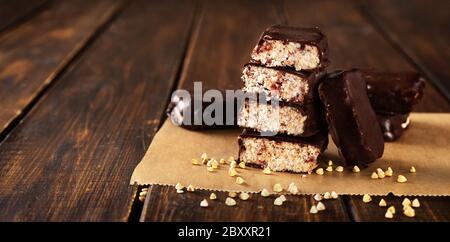 Barrette dolci vegane realizzate con grano saraceno crudo sano Foto Stock