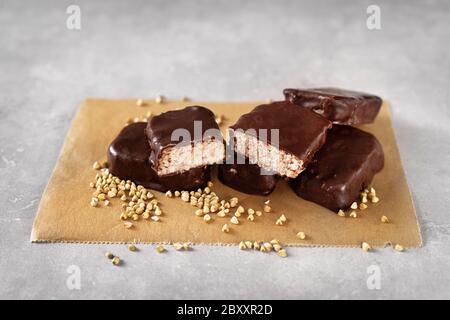 Barrette dolci vegane realizzate con grano saraceno crudo sano Foto Stock