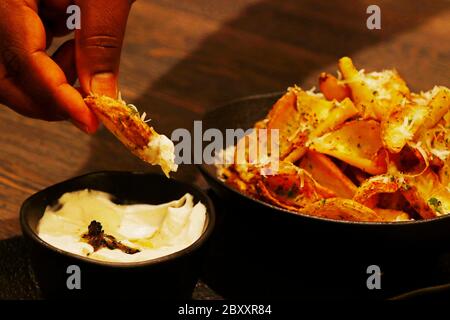 patatine fritte croccanti o spicchi con salsa al tartufo Foto Stock