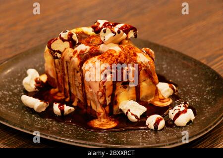 torta al cioccolato fusa con vaniglia e ripieno di lamponi Foto Stock