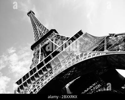 Vista dal basso della Torre Eiffel, Parigi, immagine in bianco e nero Foto Stock