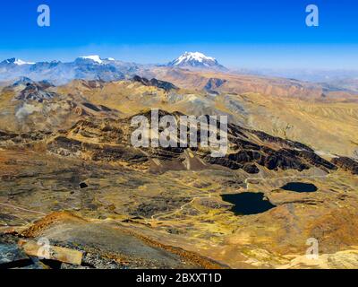 Vista della Cordillera Real dalla cima Chacaltaya vicino a la Paz, Bolivia Foto Stock