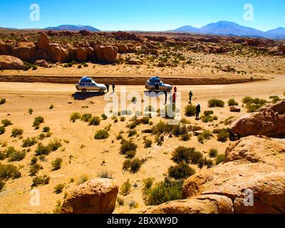 Auto SUV fuoristrada con turisti sul circuito di spedizione nell'altiplano boliviano meridionale, Bolivia Foto Stock