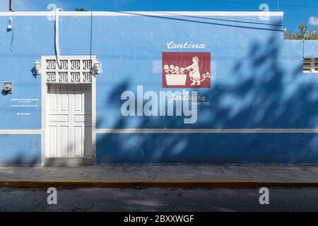 Merica, Yucatan, Messico - 28 Ottobre 2018 edificio coloniale blu con tipico testo dipinto cantina Foto Stock