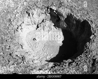 Hot Mud pot in zona geotermica Sol de Manana, Bolivia, immagine in bianco e nero Foto Stock