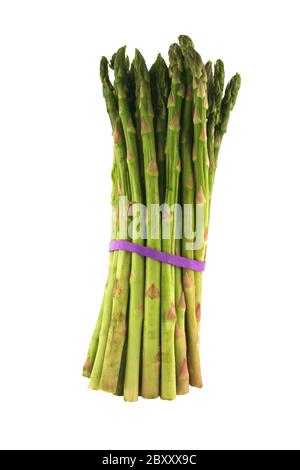 Mazzetto di asparagi isolato culmi su sfondo bianco Foto Stock