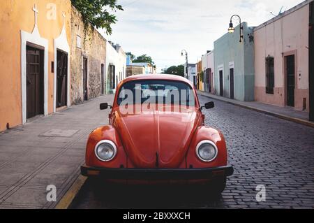 Merica, Yucatan, Messico - 28 ottobre 2018 - fronte del rosso Oldtimer Volkswagen Beetle nelle strade storiche coloniali di Casa Culcal Kin Foto Stock