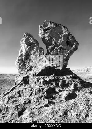 Bizzarra formazione rocciosa nella Valle della Luna vicino a San Perdo di Atacama, Cile. Immagine in bianco e nero. Foto Stock