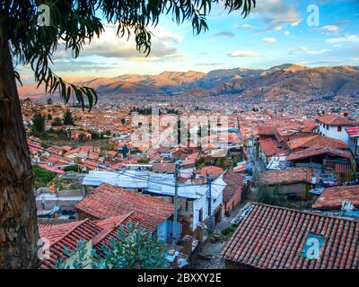 Vista aerea di strade e case nella città di Cusco, Perù. Foto Stock