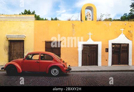 Merica, Yucatan, Messico - 28 ottobre 2018 - Red Oldtimer Volkswagen Beetle nelle strade storiche coloniali di Casa Culcal Kin Foto Stock