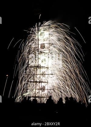 Fuochi d'artificio fatto di strutture di bambù è parte tipica delle celebrazioni in America Latina, Perù- Foto Stock